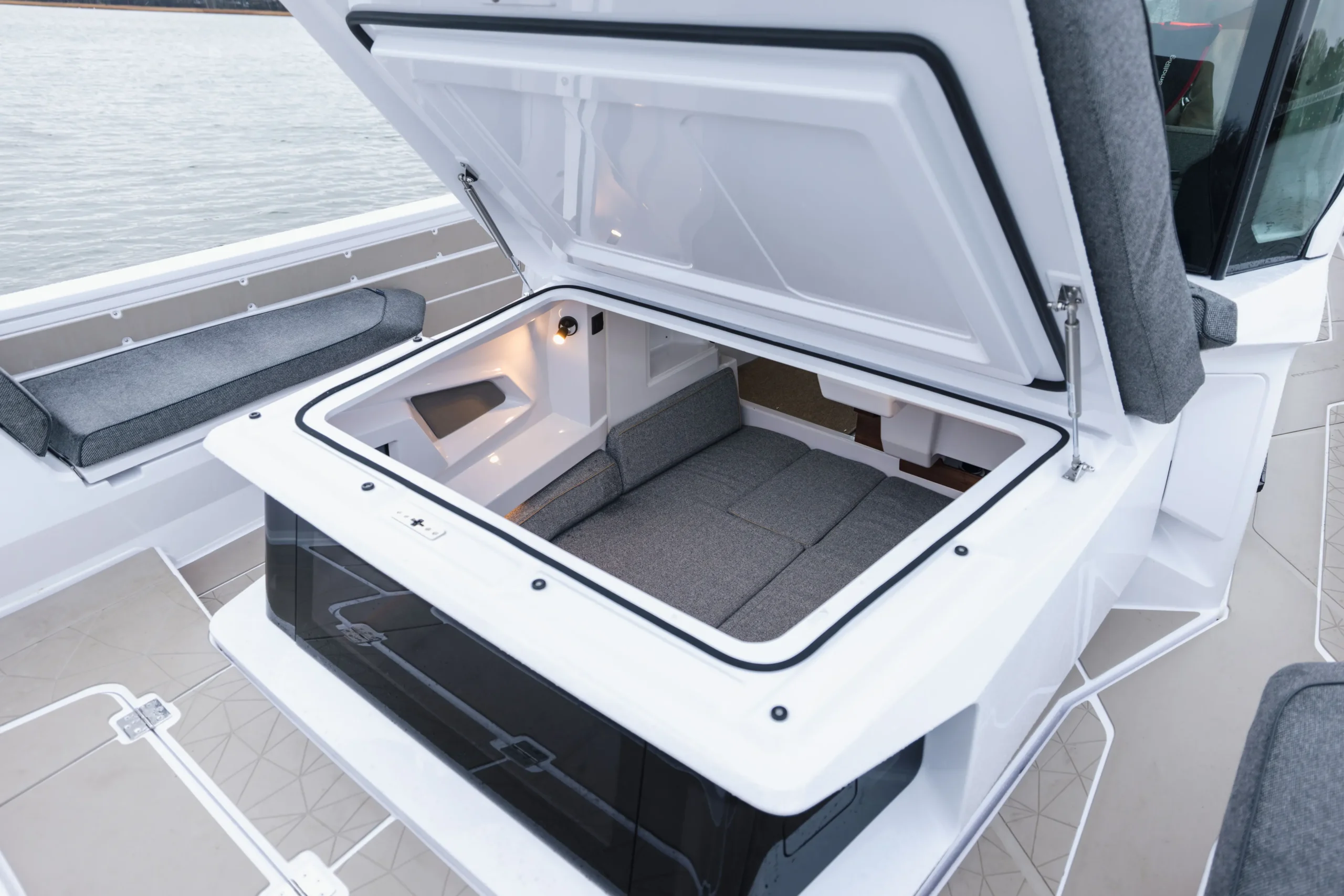 Axopar_38_XC_Gallery_0001s_0001_Axopar-38-XC-Cross-Cabin_099A6832