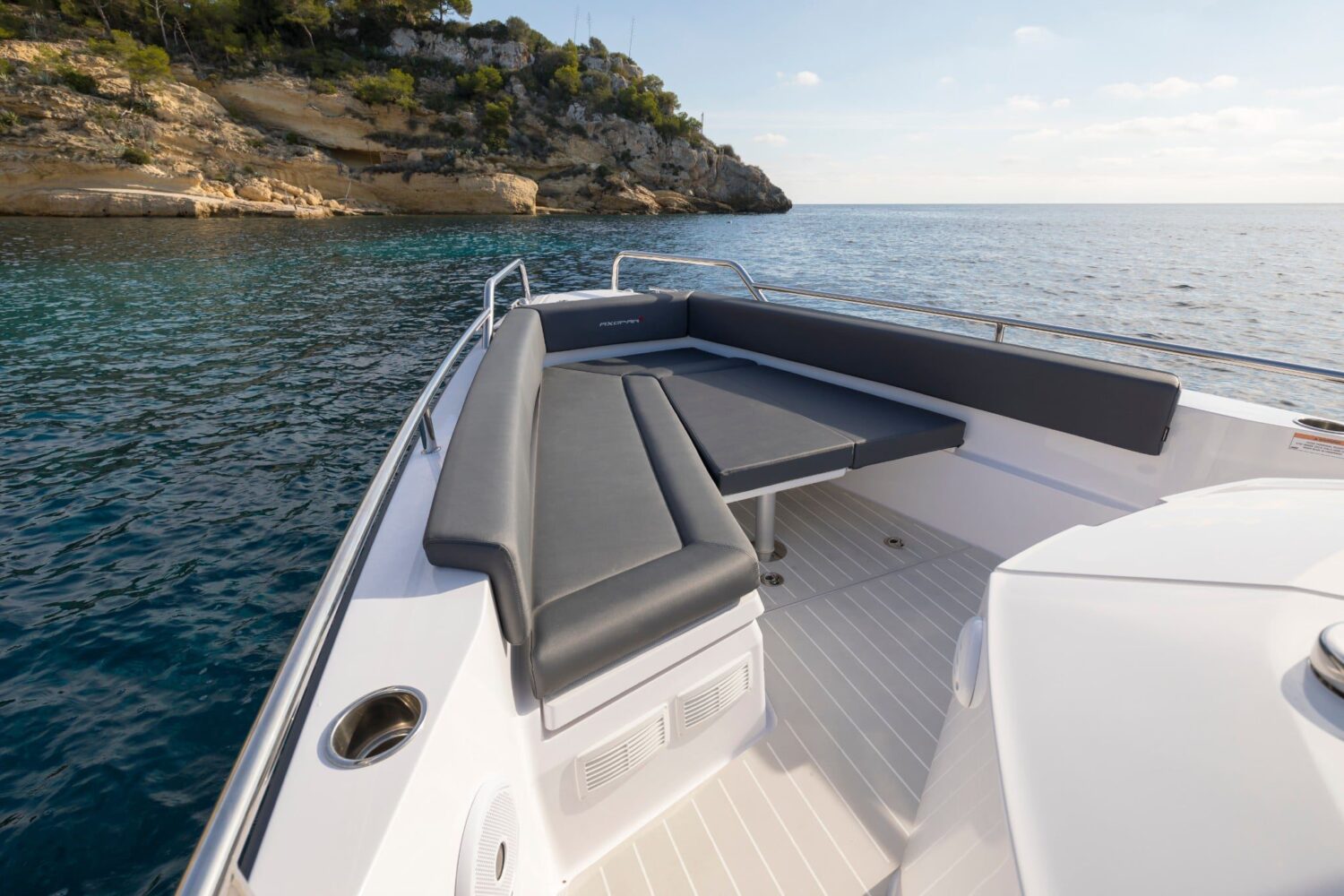 Axopar 28 Spacious Deck Boat